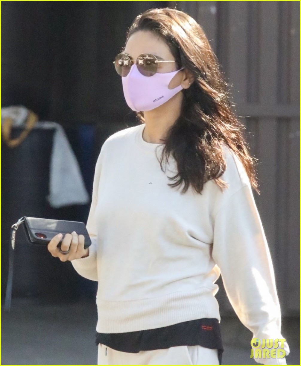 mila kunis skin care appointment in weho 014534996
