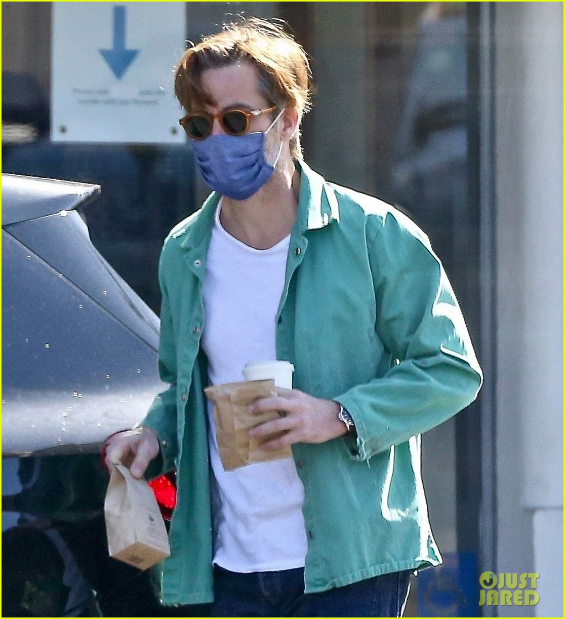 chris pine coffee from blue bottle 044530335