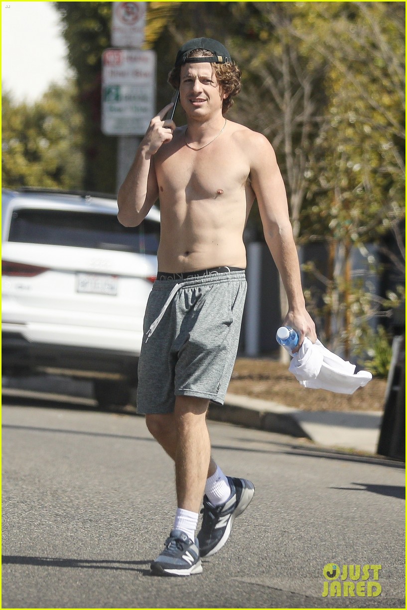 charlie puth shirtless after gym 084534045