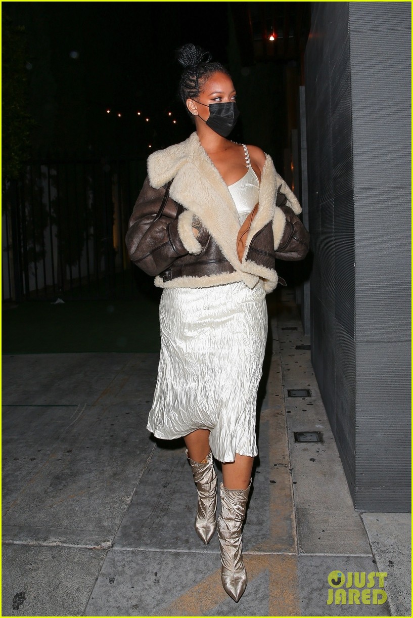 rihanna struts to dinner in west hollywood 074535807