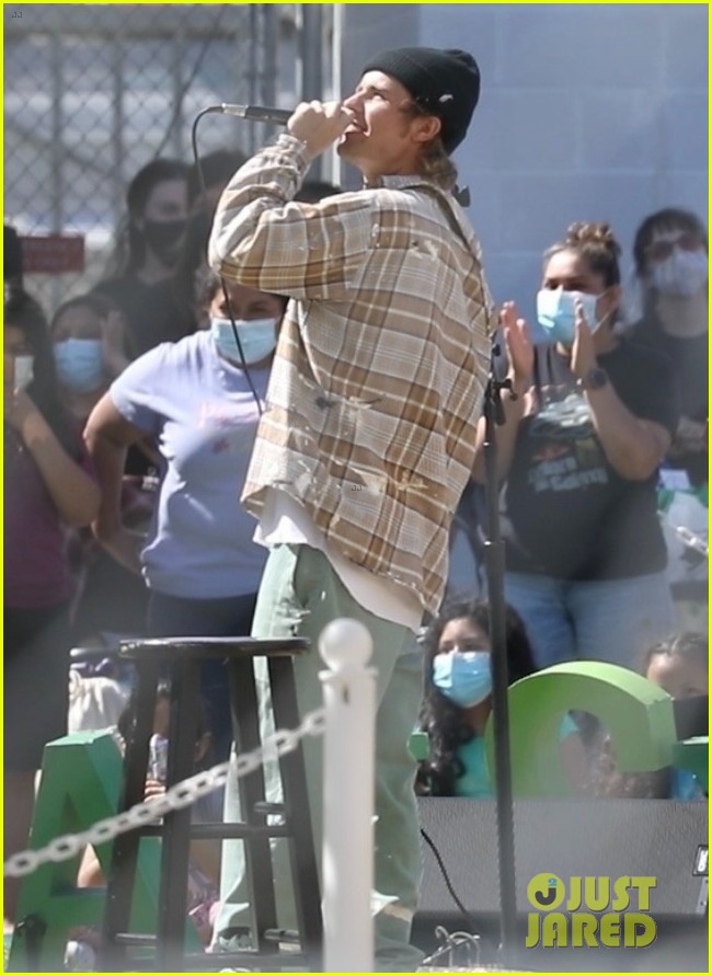 justin bieber performs at school after night out with hailey bieber 04