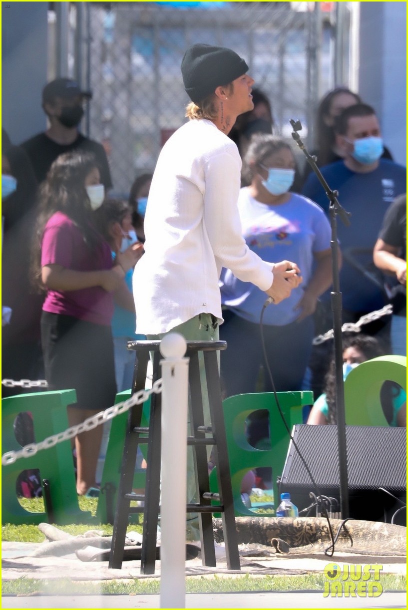justin bieber performs at school after night out with hailey bieber 844540268