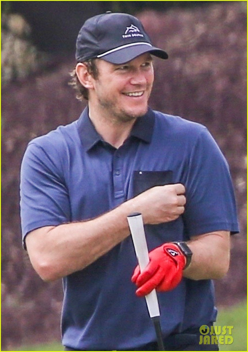 chris pratt spends the day at the golf course 02