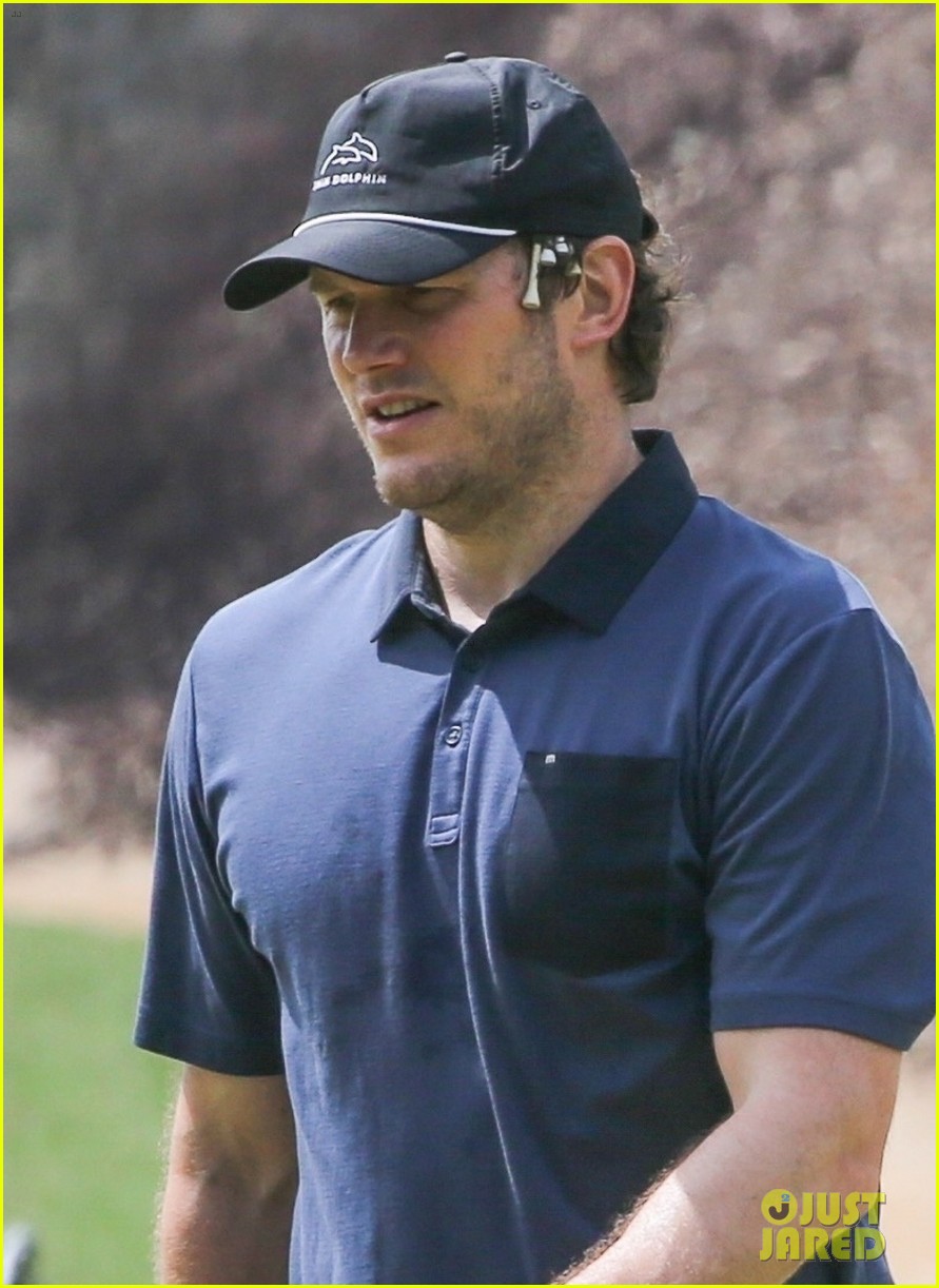 chris pratt spends the day at the golf course 044539638