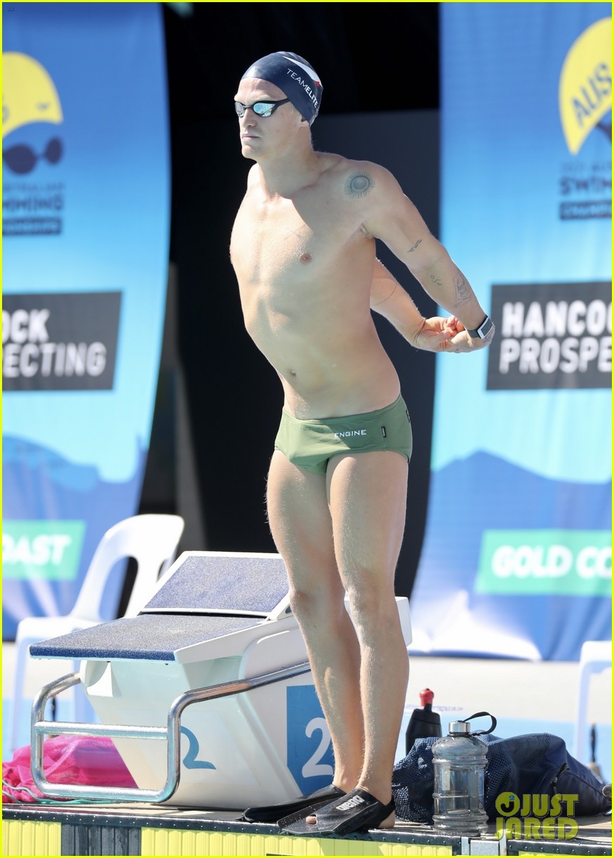 cody simpson shirtless buff physique swim practice 024541952