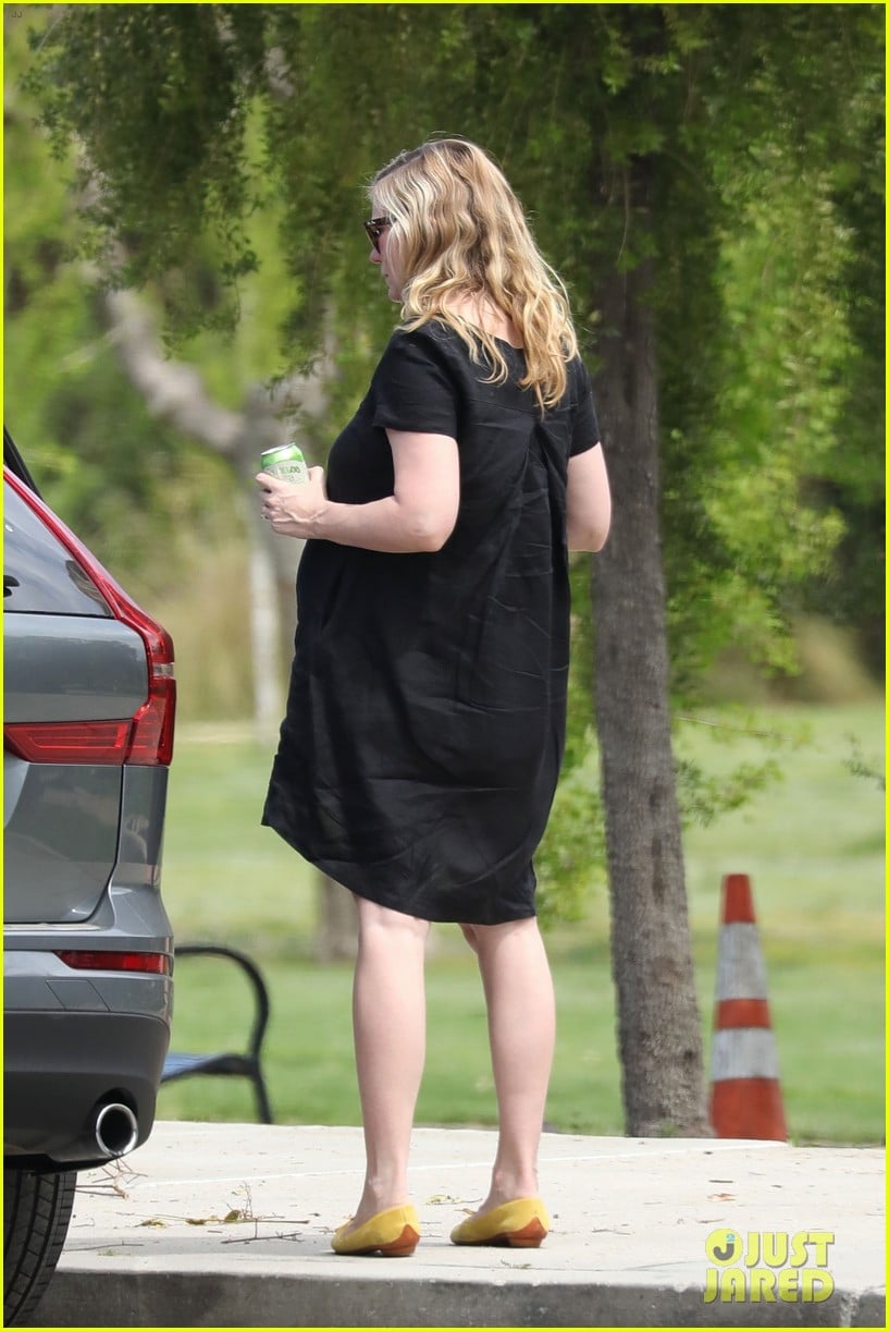 kirsten dunst spotted for first time since pregnancy reveal 23