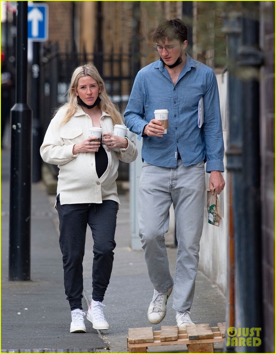 Pregnant Ellie Goulding Shows Off Baby Bump During Walk With Husband(01)