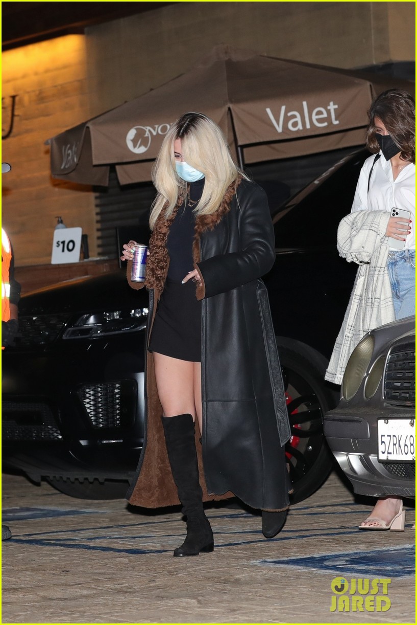 selena gomez shows off bleached blonde hair night out 034548196