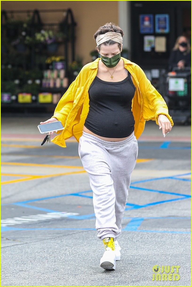 Halsey Shares a Peek of Her Baby Bump While Running Errands Photo(02)