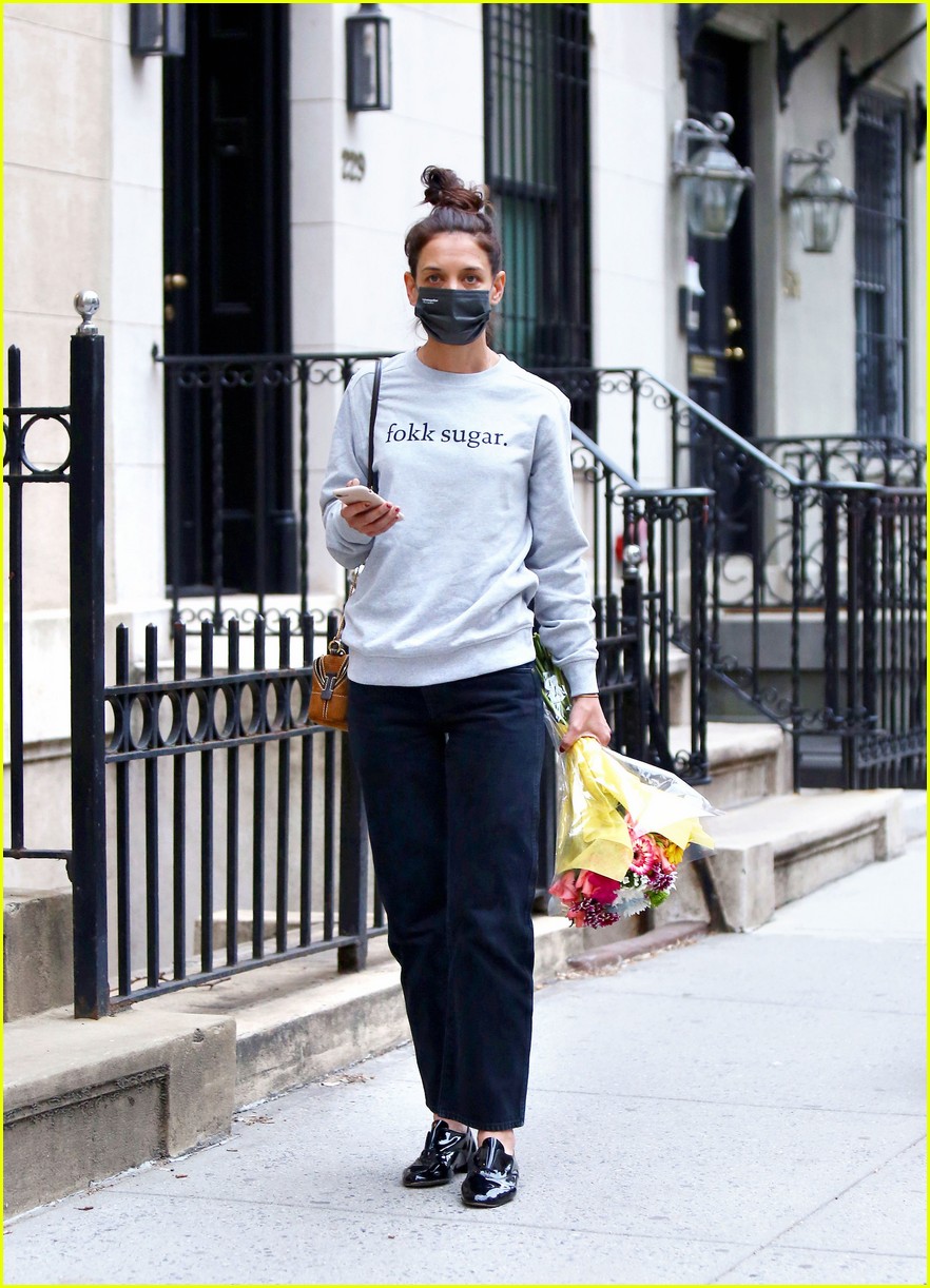 katie holmes picks up flowers during a casual solo outing 074540615