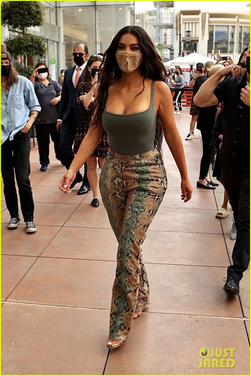 kim kardashian skims pop up shop after billionaire status 41