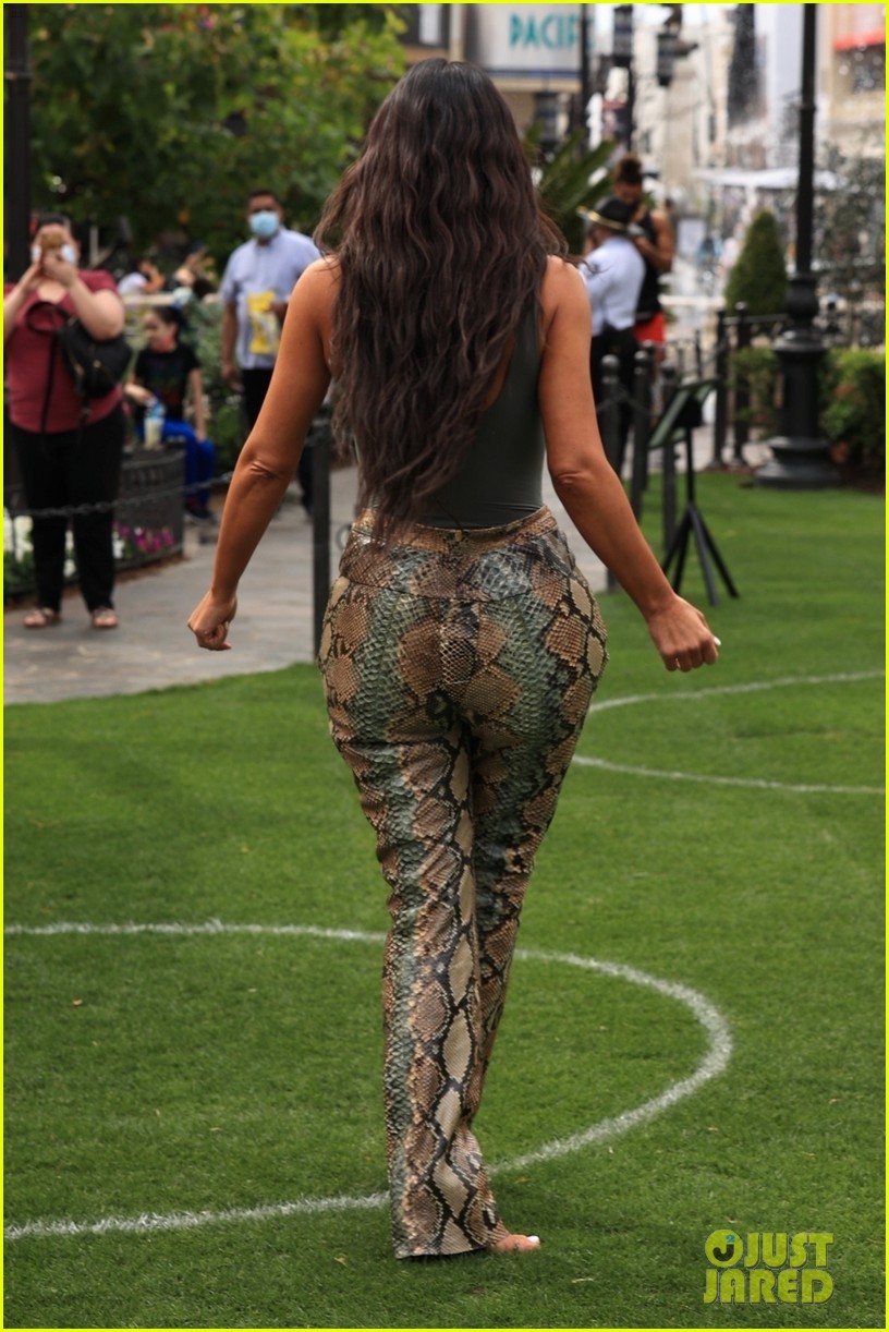 kim kardashian skims pop up shop after billionaire status 67