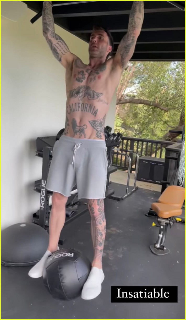 adam levine leg tattoo shirtless workout video 04