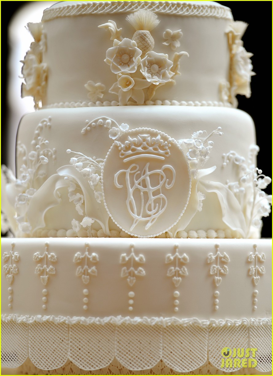 queen elizabeth awkward comment prince william wedding cake 154539943