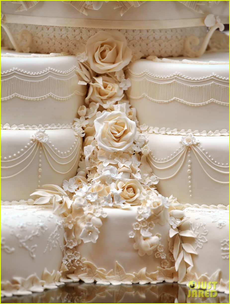 queen elizabeth awkward comment prince william wedding cake 164539944