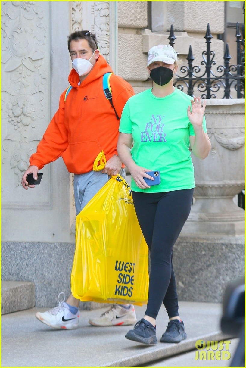 amy schumer shows off love for ny out chris fischer 054539652