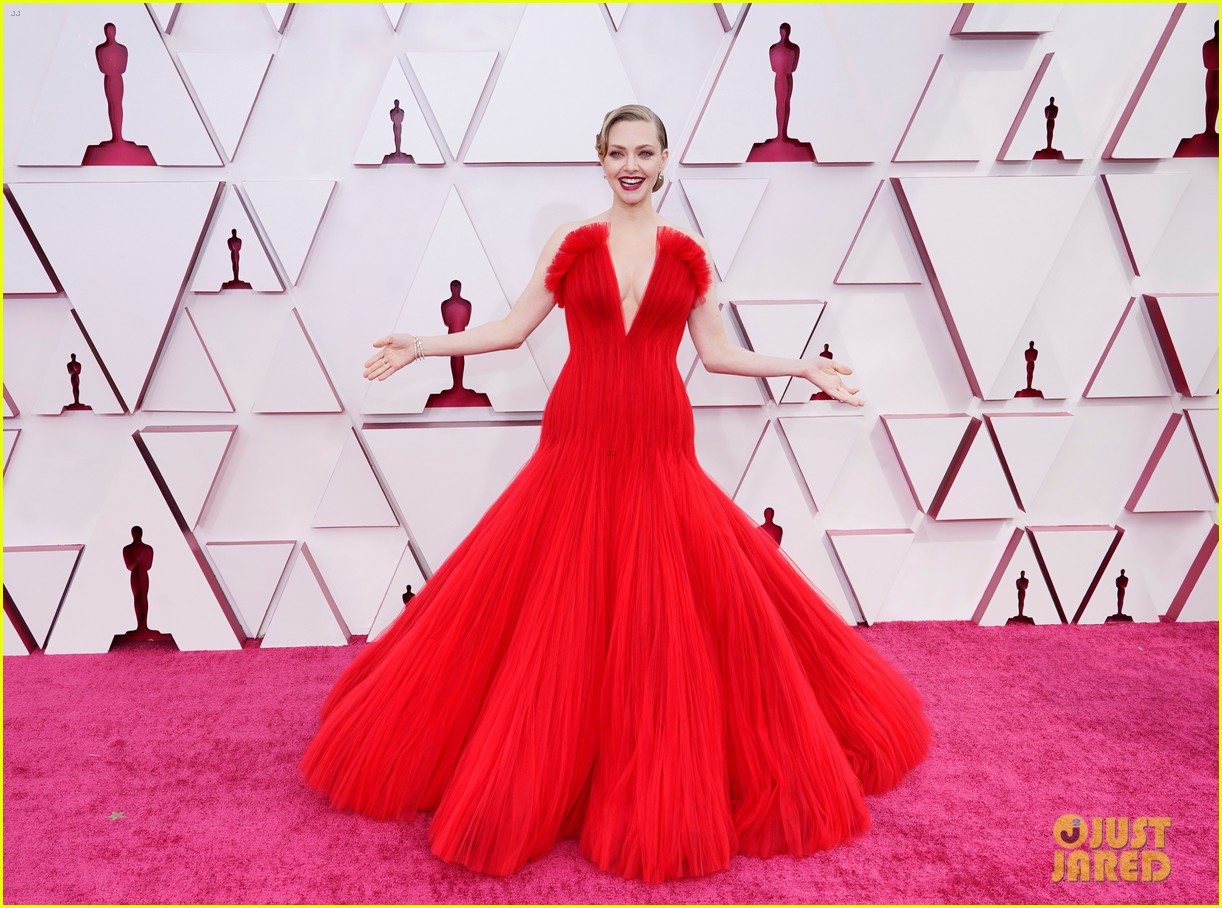 amanda seyfried wows in red at oscars 2021 03