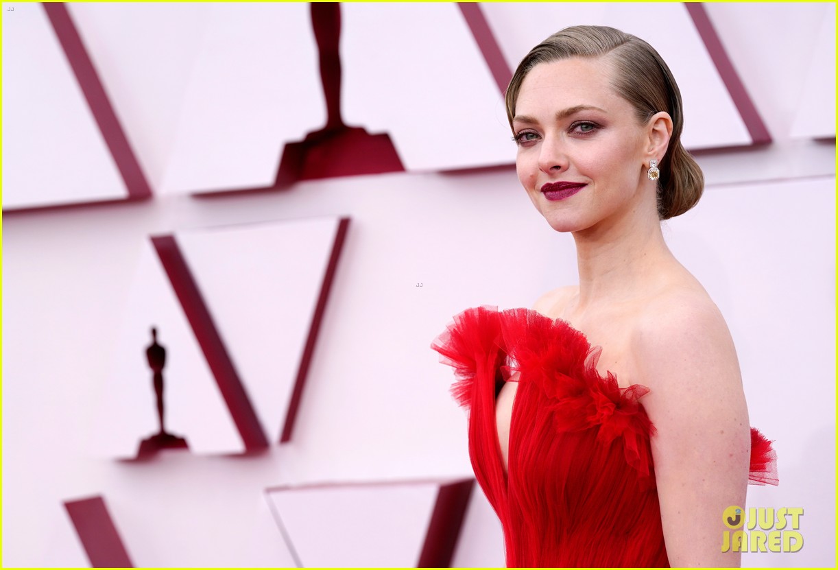 amanda seyfried wows in red at oscars 2021 044547732