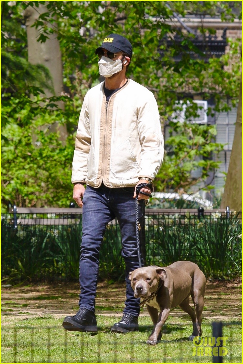 justin theroux takes his dog kuma to a park 034547128