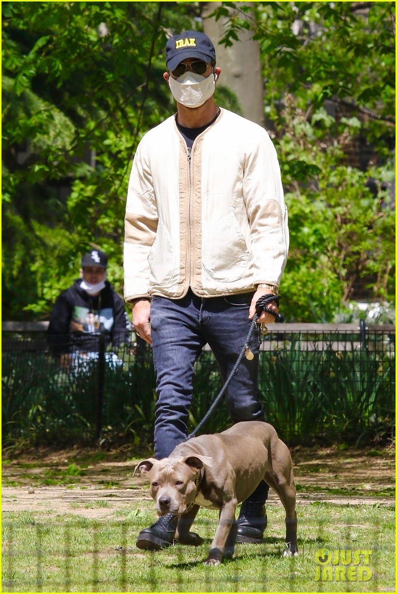 justin theroux takes his dog kuma to a park 054547130