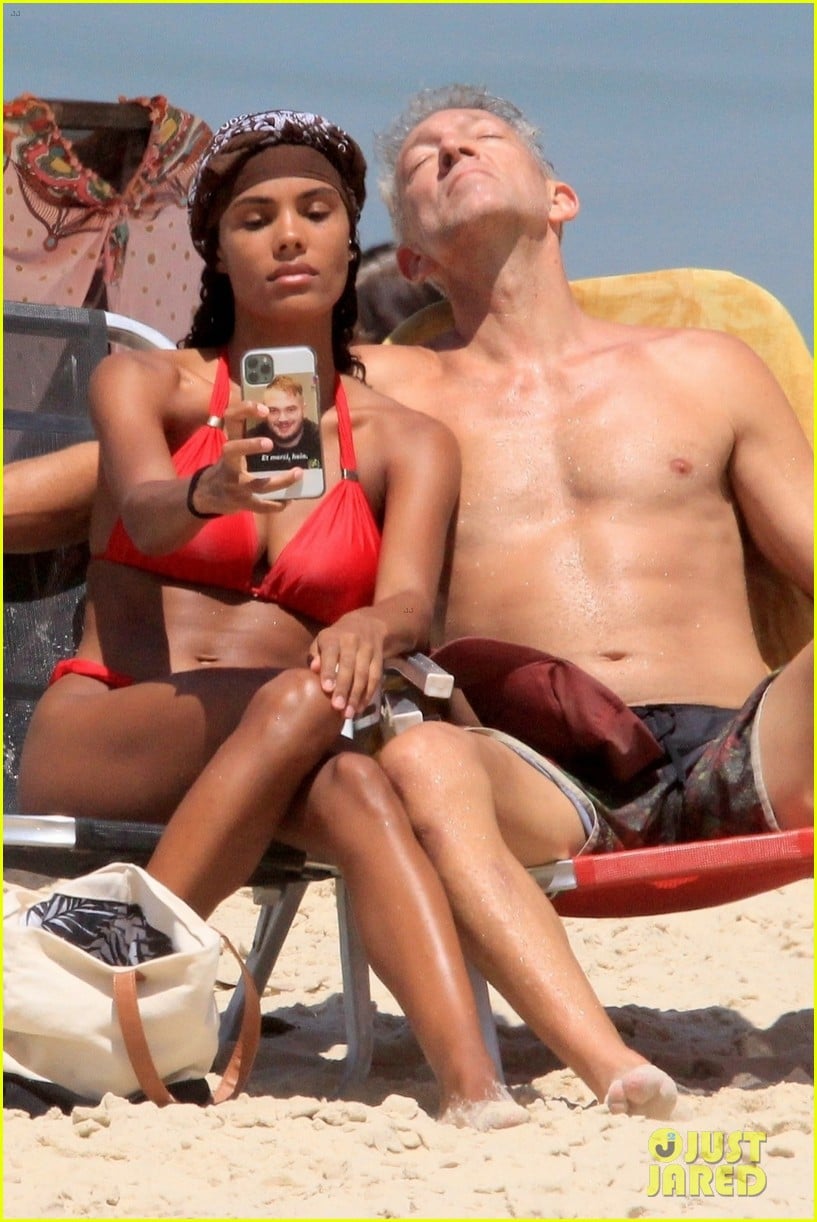 vincent cassel ripped abs day at the beach 01