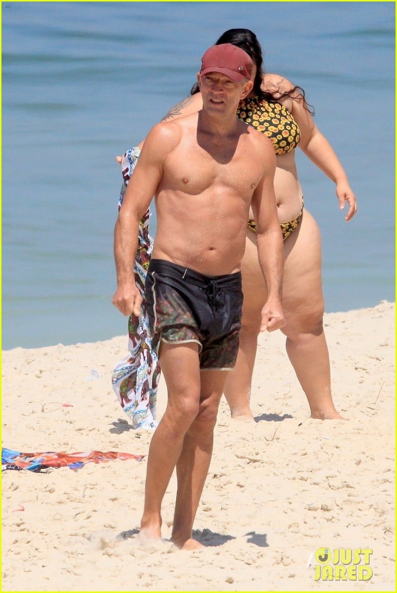 vincent cassel ripped abs day at the beach 024545247