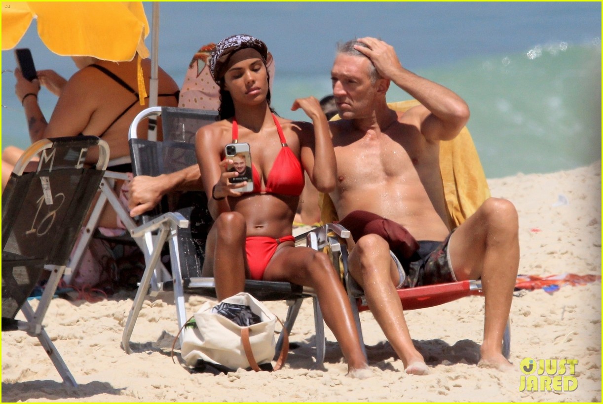 vincent cassel ripped abs day at the beach 034545248