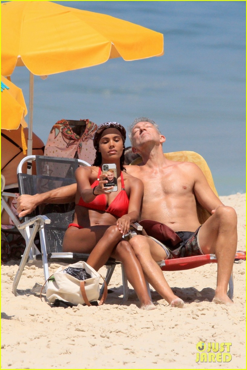 vincent cassel ripped abs day at the beach 164545261