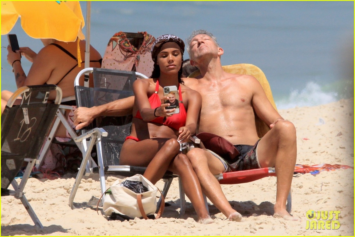 vincent cassel ripped abs day at the beach 174545262