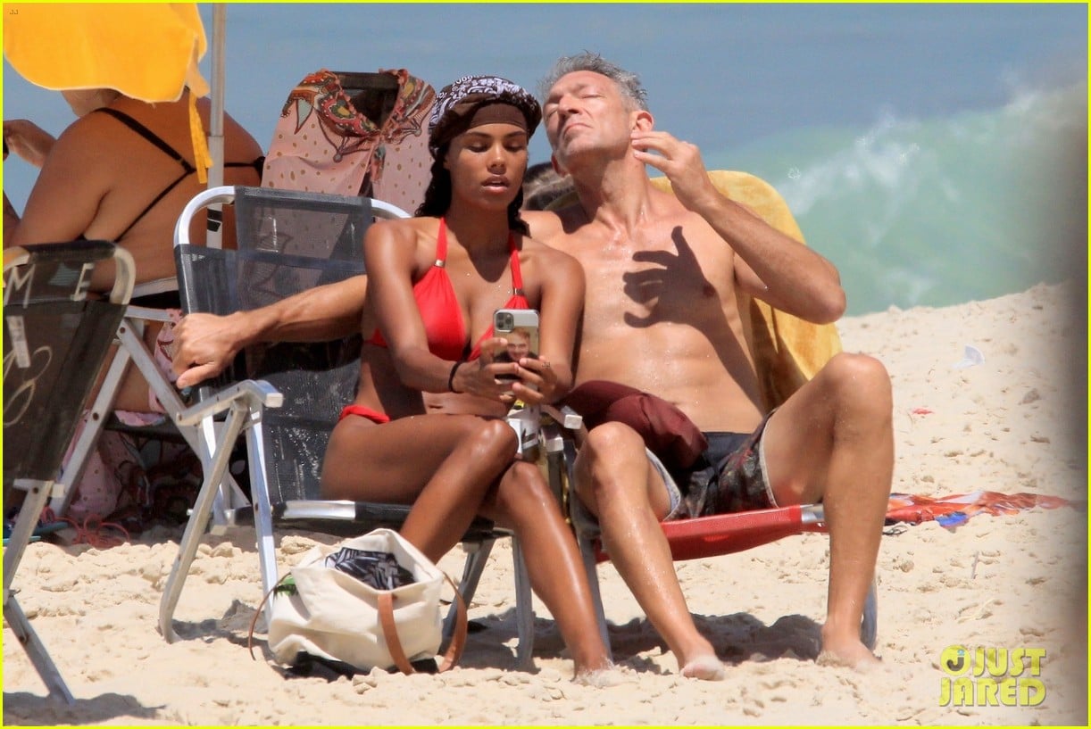 vincent cassel ripped abs day at the beach 18