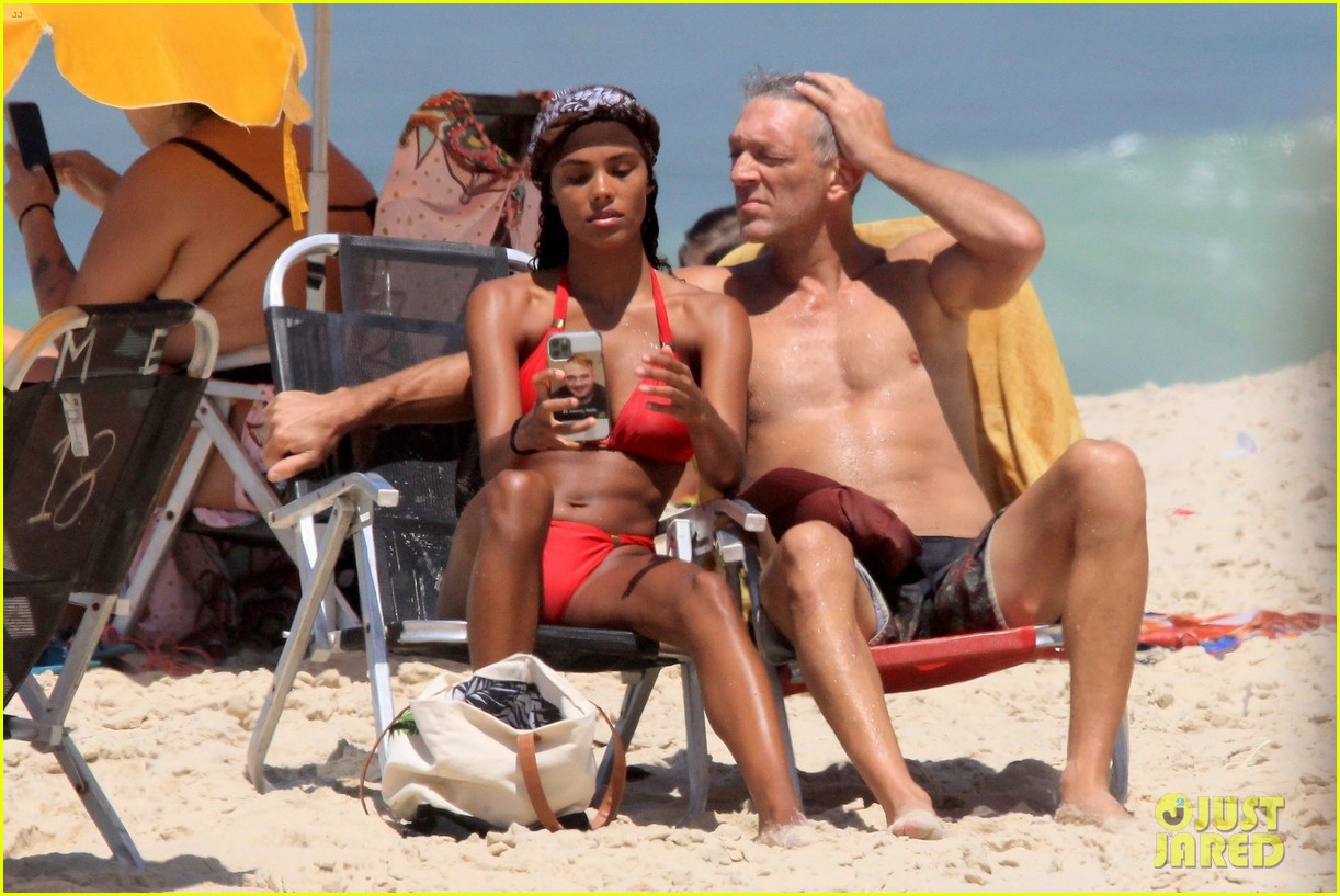 vincent cassel ripped abs day at the beach 19