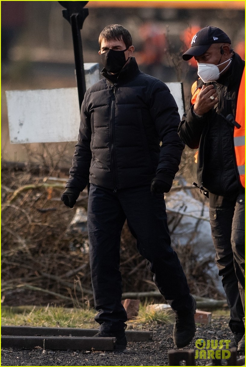 tom cruise hayley atwell filming april 2021 04