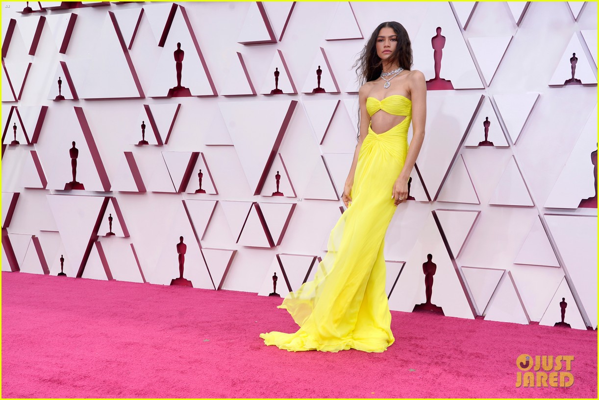 Zendaya Wore a Mask While Seated Inside at Oscars 2021 & Fans Praised