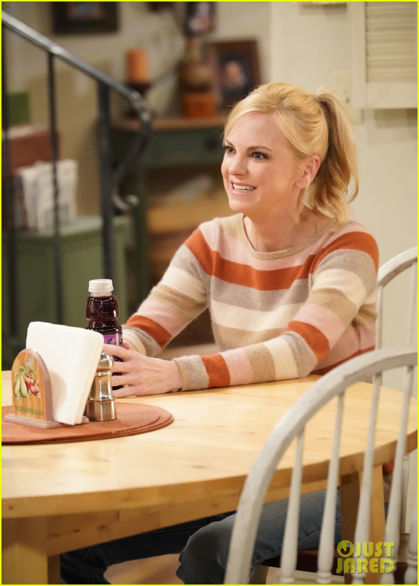 anna faris left mom reason if be back for finale 044554901