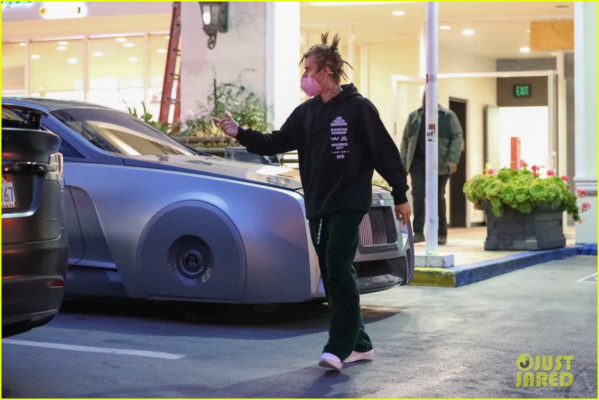 justin bieber out for dinner in expensive car 02