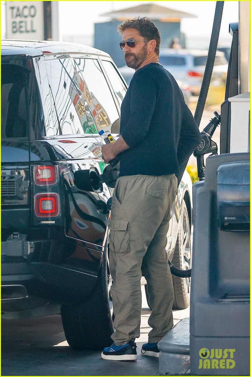 gerard butler fuels up his truck out in malibu 054550983
