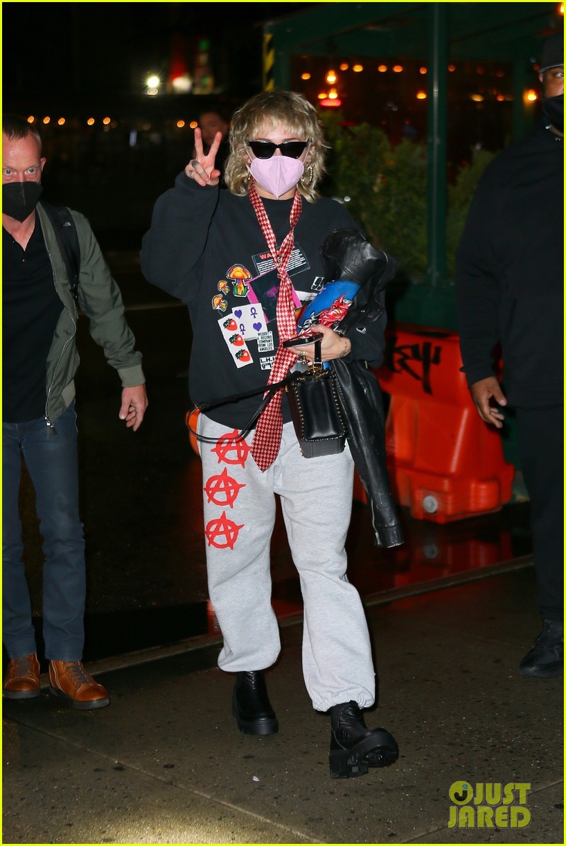 miley cyrus shows off rockstar style out in nyc 014553151