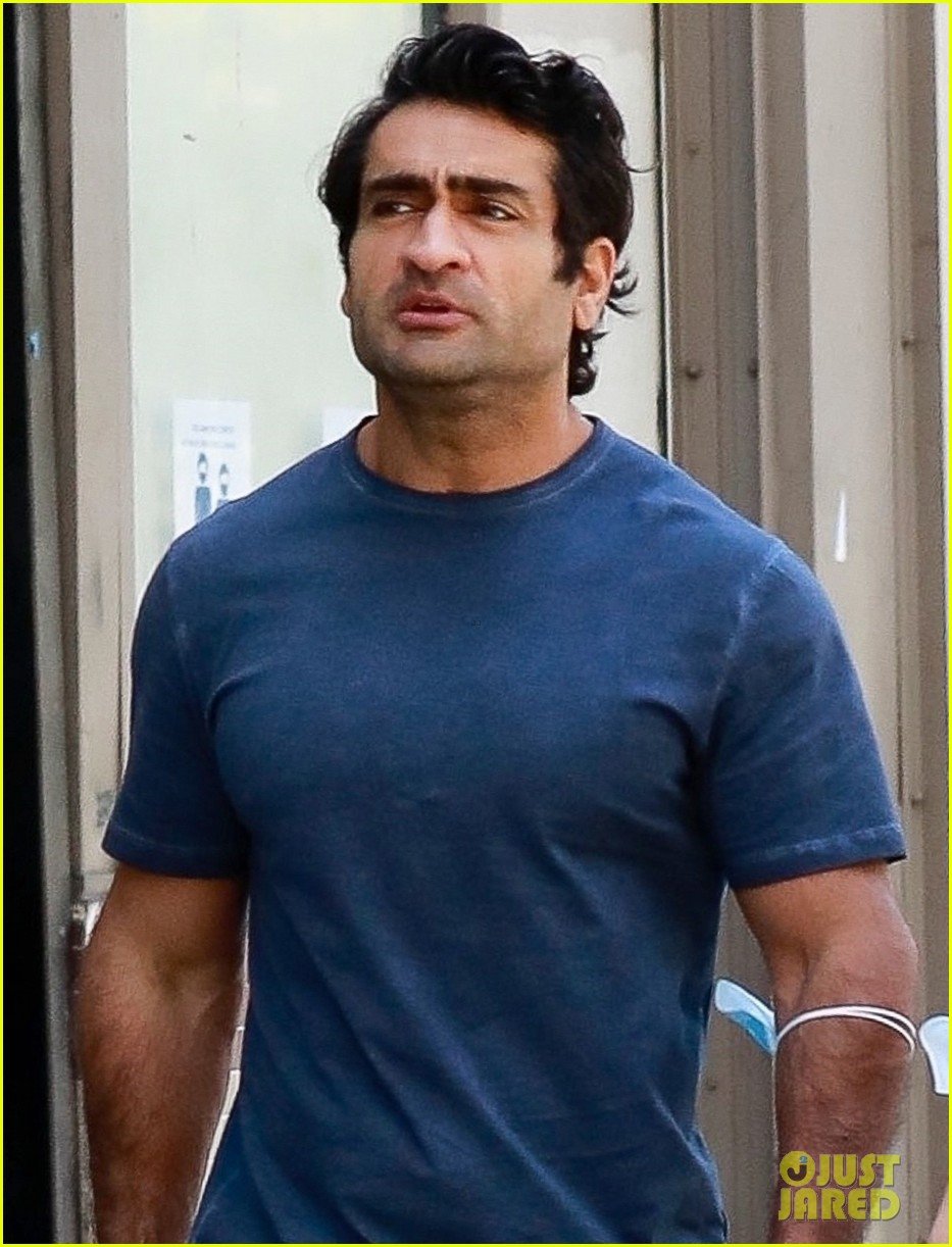 Kumail Nanjiani Flaunts His Massive Muscles in Tight Tank Shirt! Photo