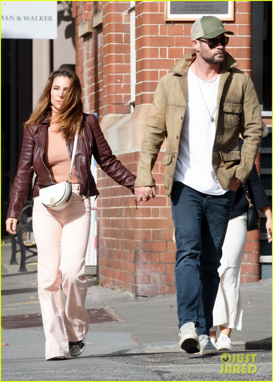 chris hemsworth wife elsa pataky with his parents 23