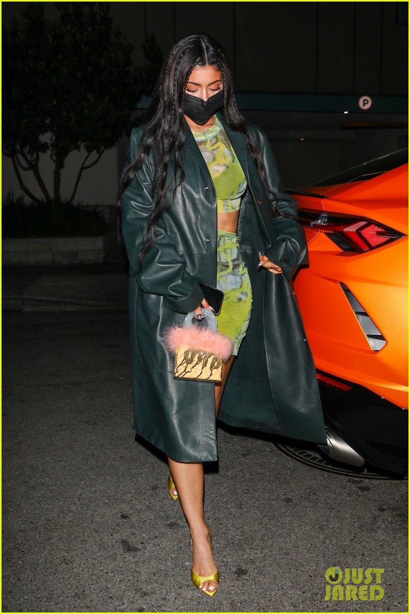 kylie jenner leaves party 08