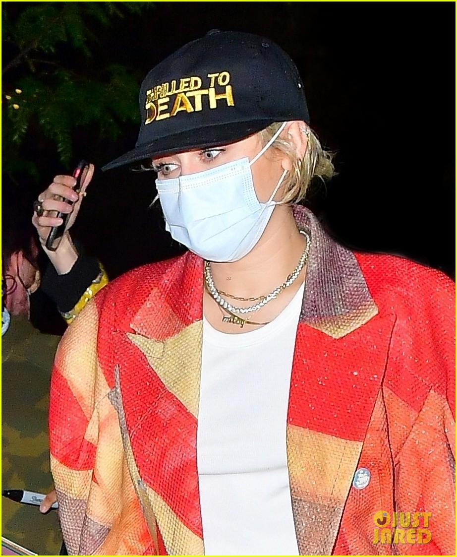 miley cyrus returns from snl rehearsals 014553713