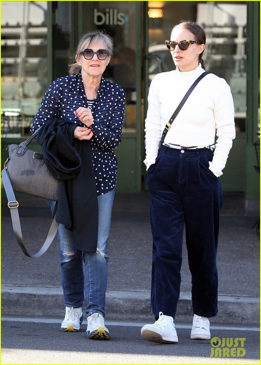 natalie portman spends the day with her mom in bondi beach 05