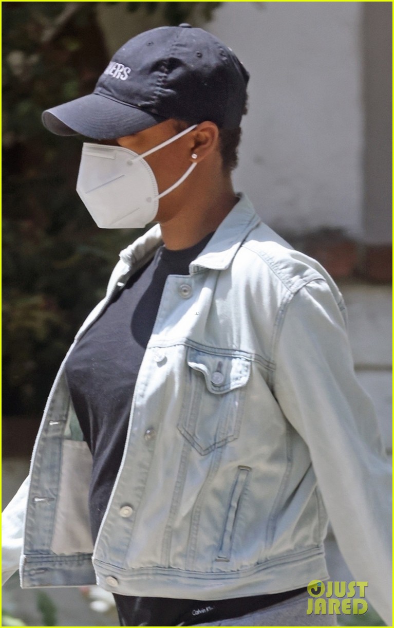 samira wiley leaves home waiting car first since welcoming daughter 024556539