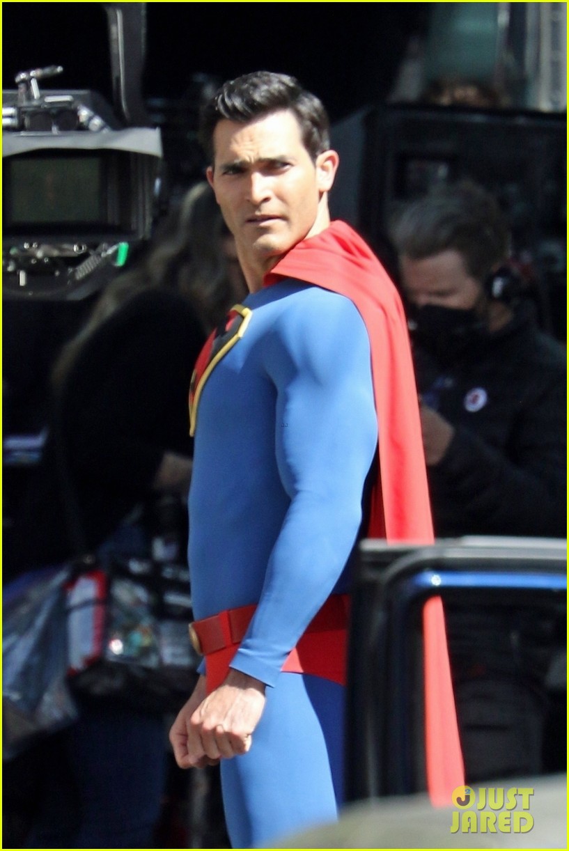 tyler hoechlins superman suit looks totally different in new set photos 084552602