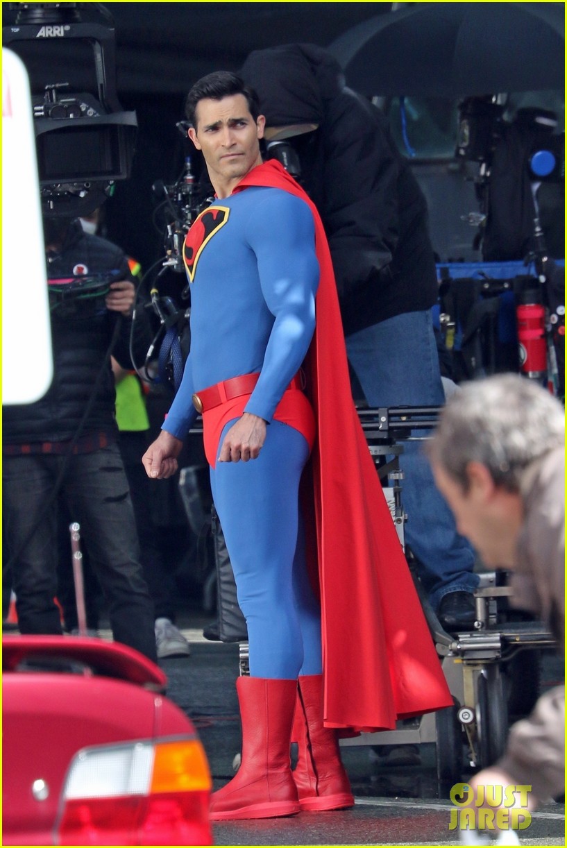 tyler hoechlins superman suit looks totally different in new set photos 094552603