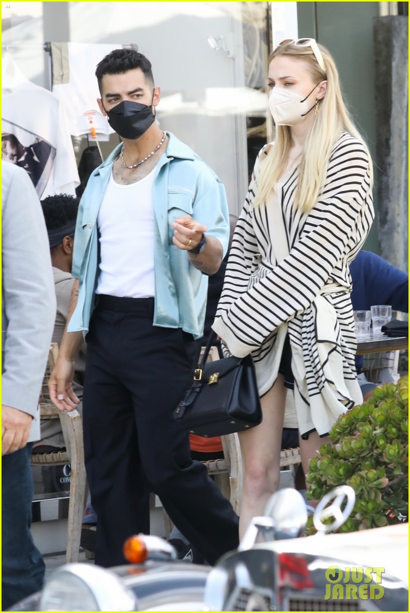 Joe Jonas & Sophie Turner Look So Cute & Happy in These New Mother's(02)