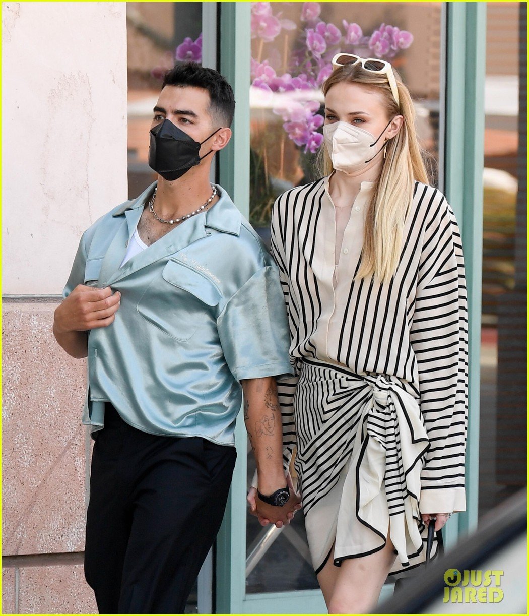 Joe Jonas & Sophie Turner Look So Cute & Happy in These New Mother's