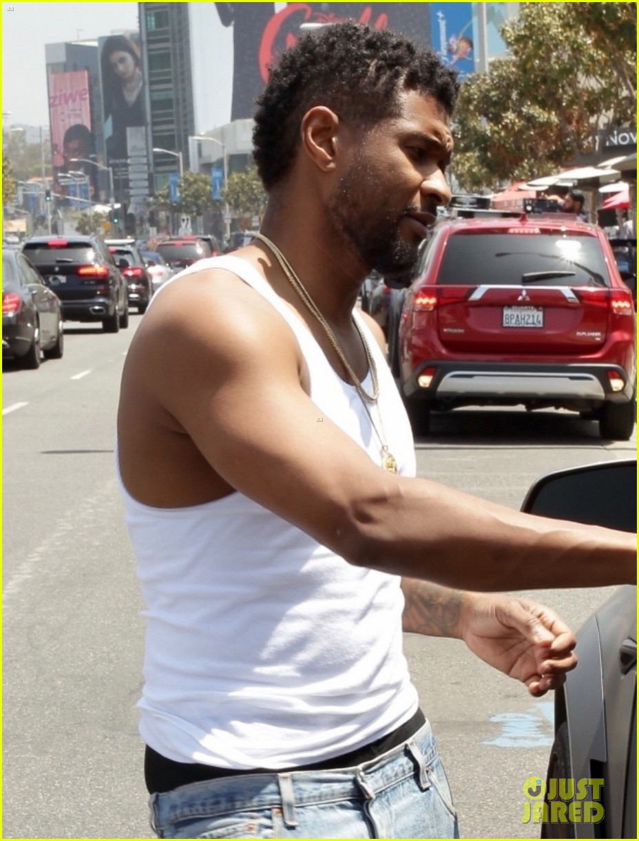 usher shows off his muscles tank shirt shopping in weho 044553186