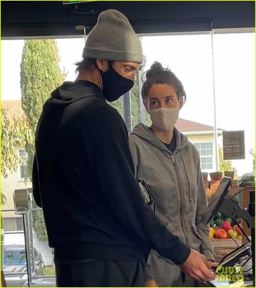 aaron rodgers shailene woodley at erewhon 02