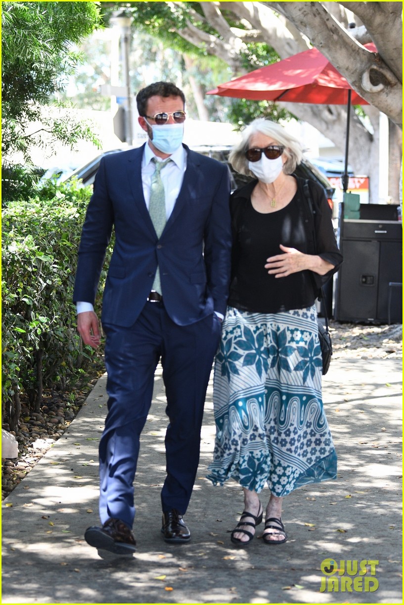 ben affleck lunch with his mom 034570313